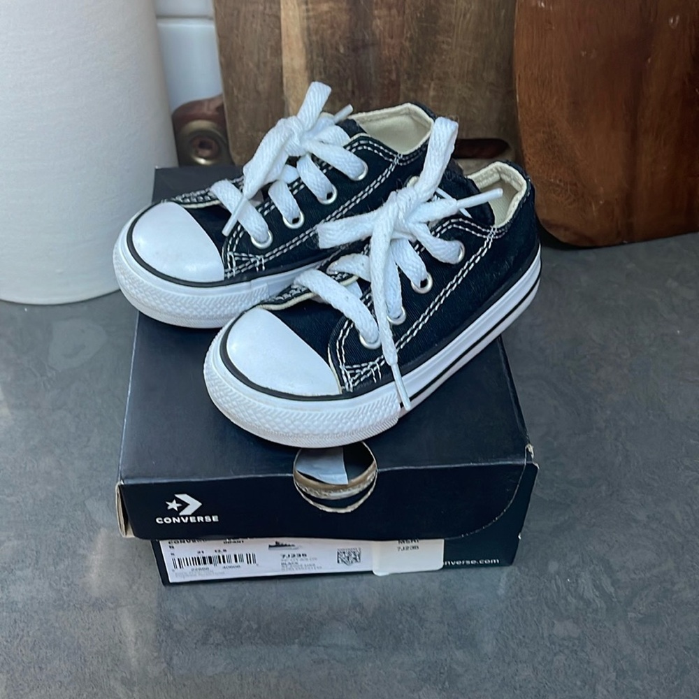 Converse Low Tops black size 5